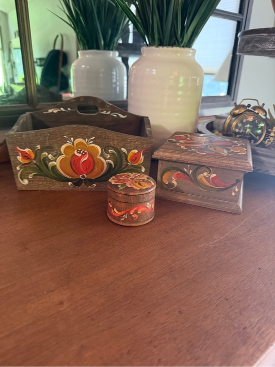 Other - The sweetest hand-painted vintage folk art wood pieces 🌿🤎